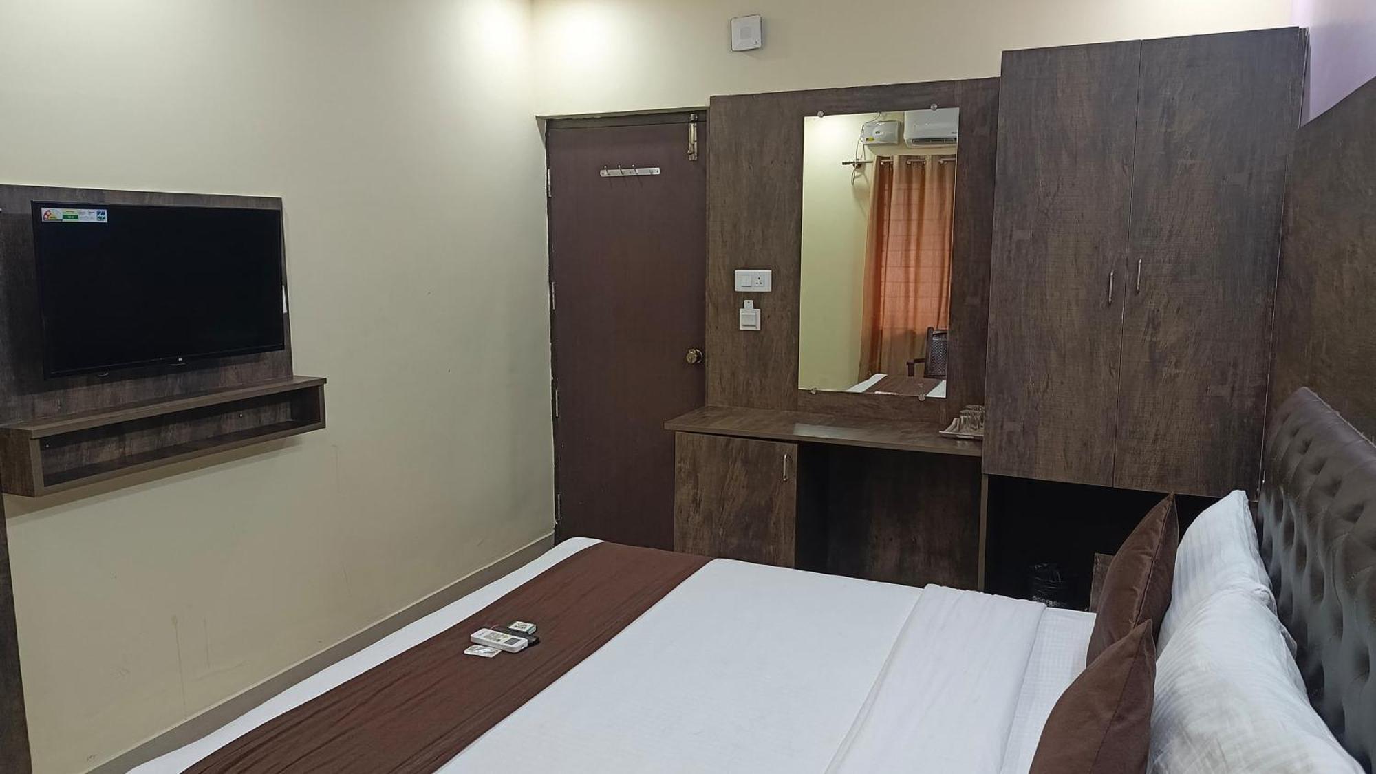 Pph Royal Gs Comforts Opp Mall Of Asia Bangalore Exterior foto